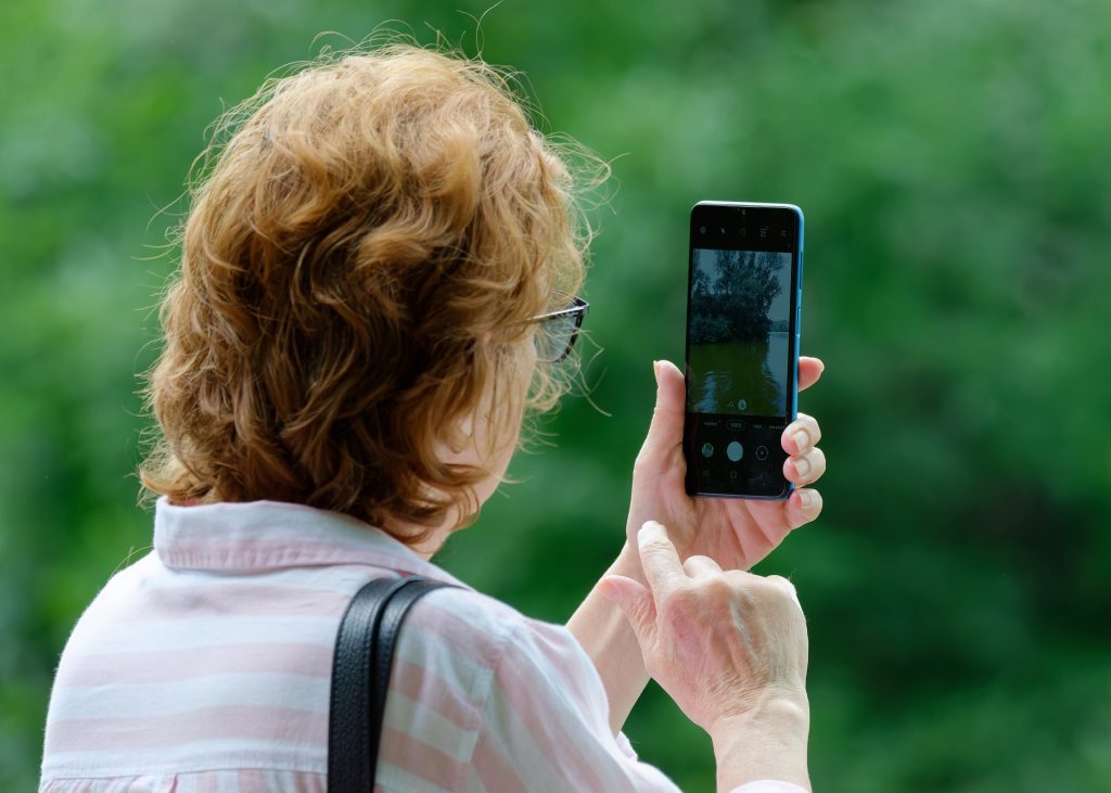 Starsza kobieta prowadzi wideorozmowę przez smartfona